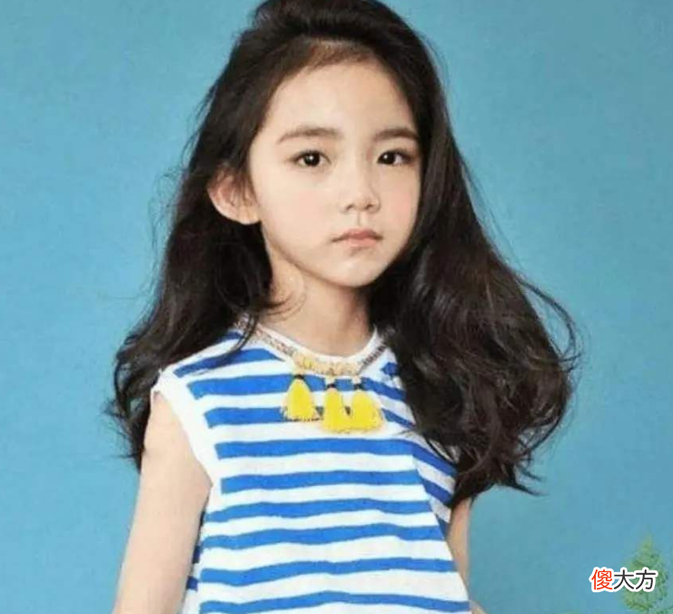 7岁女孩被星探看中，愿意等她10年，谁知妈妈颜值更高