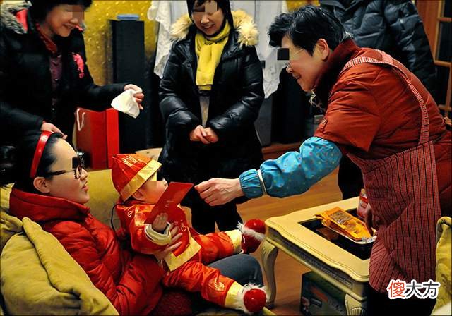 谁带孩子争论不休?家庭教育谁也不能缺席,每个人的作用都不同