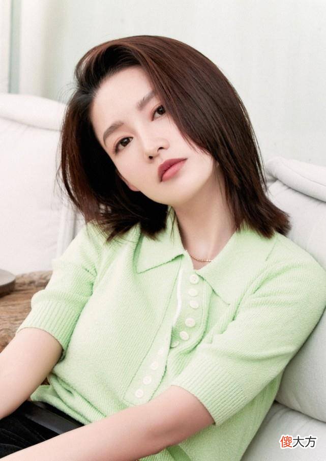 【就爱时尚】90后女演员李沁穿绿色针织衫，简约随性的风格，穿出高级感