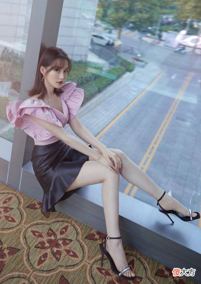 【就爱时尚】90后女演员李沁穿绿色针织衫，简约随性的风格，穿出高级感