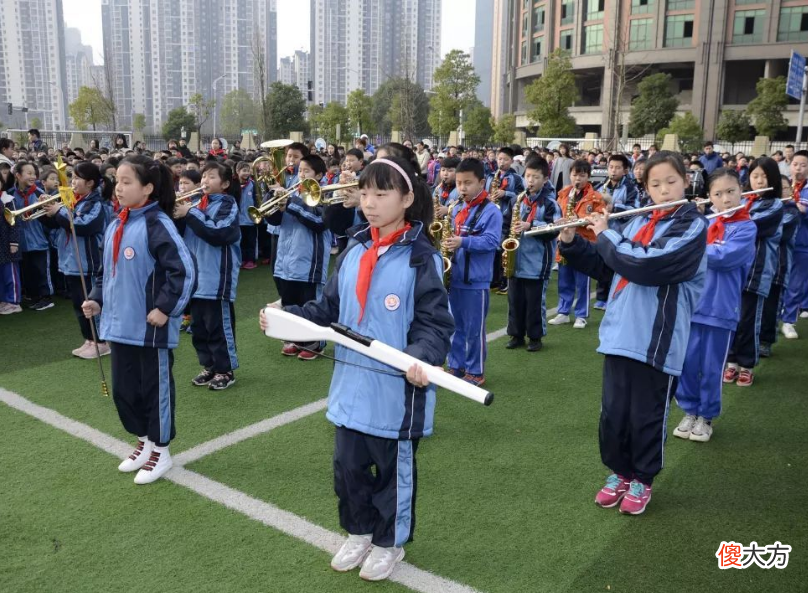 若学生沉迷游戏，家长别急着批评他，尽量用游戏里的方法教育孩子