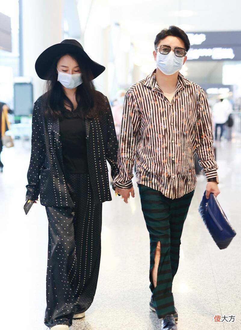 【就爱时尚】冉莹颖牵手走机场，时髦穿搭摩登有范，老夫妻才真“恩爱”