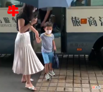 “妈妈，我要坐校车，不坐保时捷”，上海街头一幕引人深思