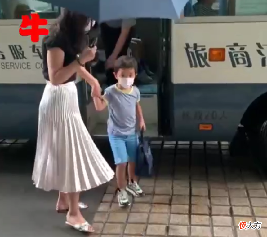 “妈妈，我要坐校车，不坐保时捷”，上海街头一幕引人深思