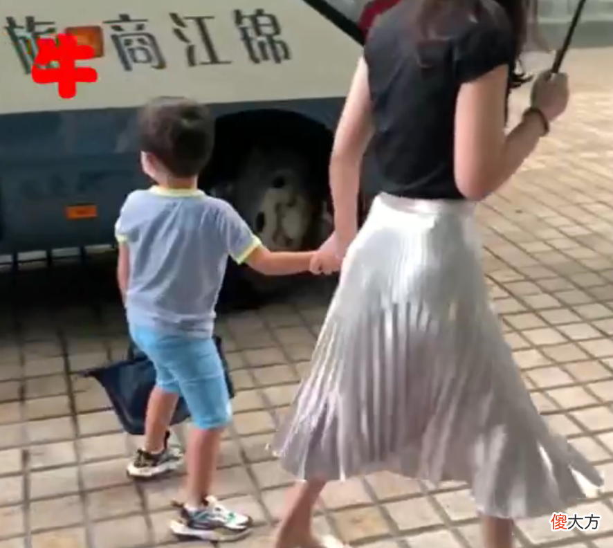 “妈妈，我要坐校车，不坐保时捷”，上海街头一幕引人深思