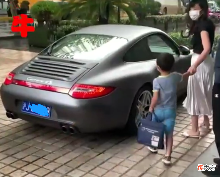 “妈妈，我要坐校车，不坐保时捷”，上海街头一幕引人深思