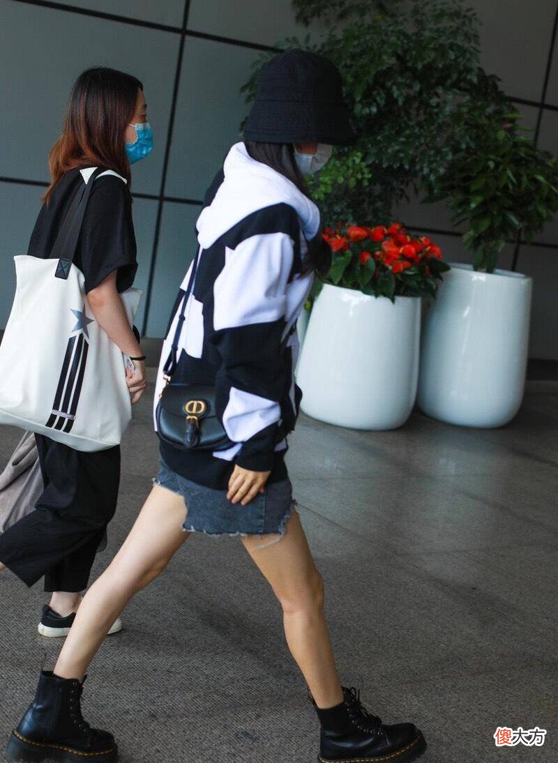 【时尚一点】赵丽颖分手后穿黑白卫衣走机场,再搭一双黑色短靴洋气十足