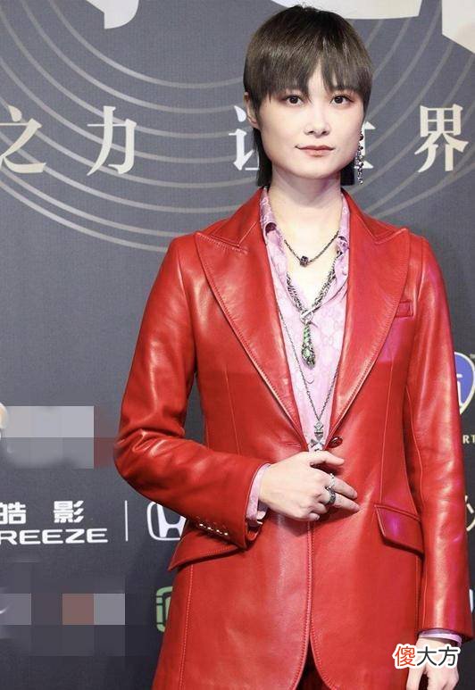 【时尚一点】李宇春的西装搭配，结合皮革的材质，看上去特别的靓丽