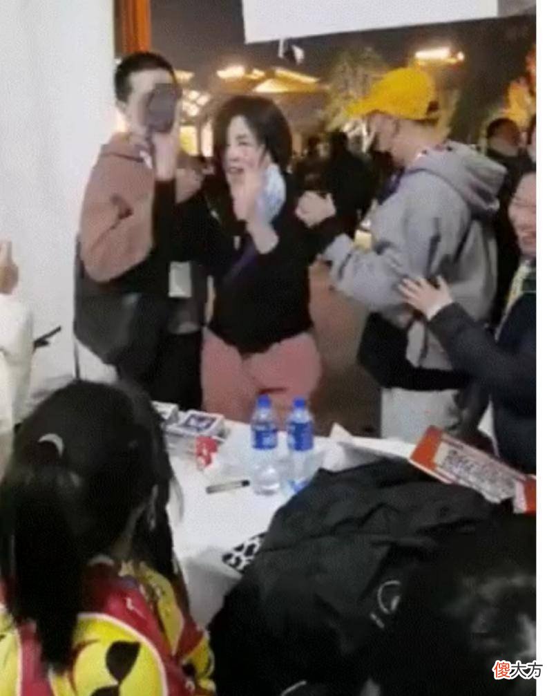 【就爱时尚】王菲身穿蓝色卫衣配红色裤子，看起来很有活力，非常的年轻！
