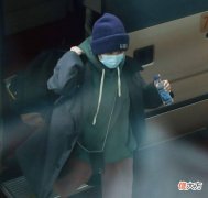 【就爱时尚】王菲身穿蓝色卫衣配红色裤子，看起来很有活力，非常的年轻！