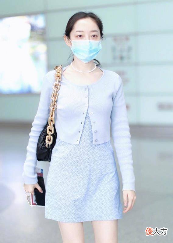 【时尚一点】蒋梦婕现身机场，蓝色针织衫搭配复古风吊带裙，时尚大气