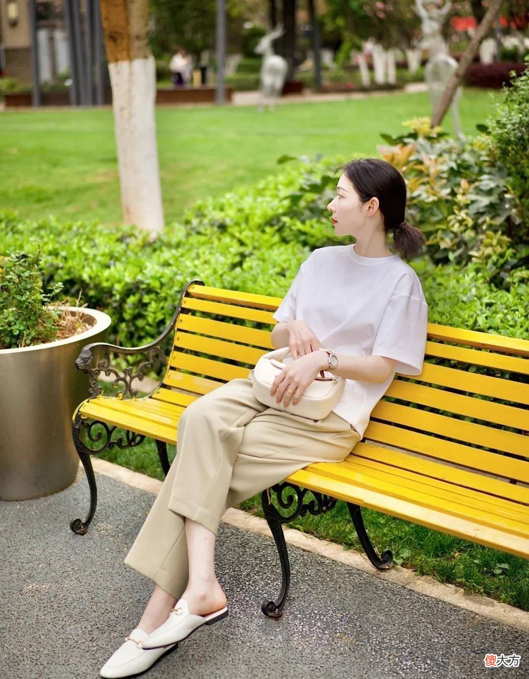 【时尚一点】黑色、白色太普通，今夏这些“短袖”时髦减龄