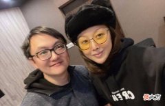 【时尚一点】孙悦素颜录歌，穿卫衣比年轻人还时髦，网友：真会打扮自己