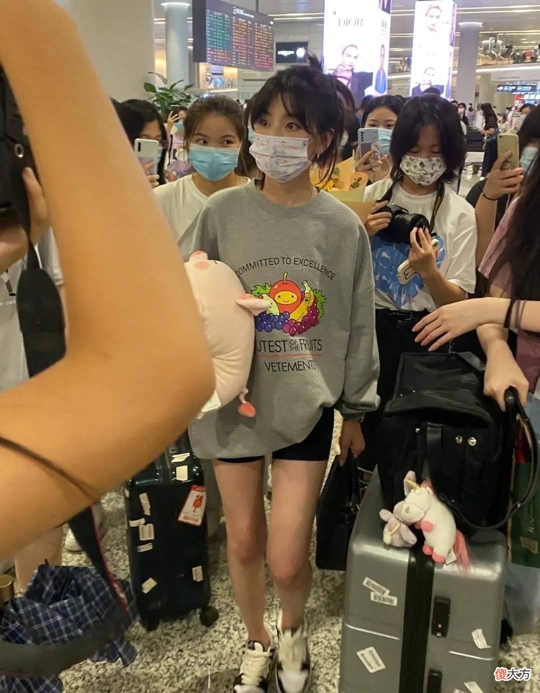 【时尚一点】宋祖儿被母亲操控的人生有多可怕？网友：不像她的脸型！