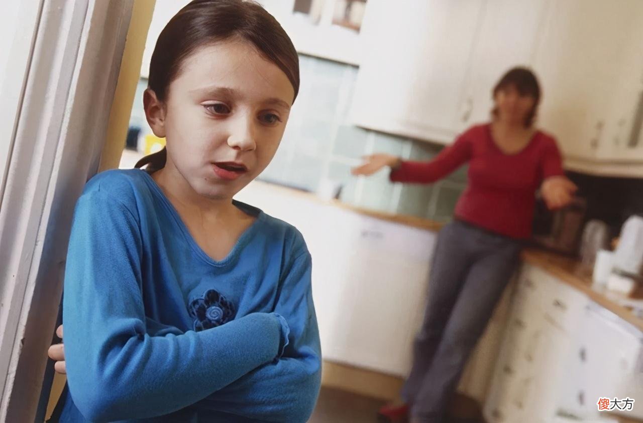 孩子天天和大人顶嘴？家长别再粗暴制止，从这三个方面教育才对