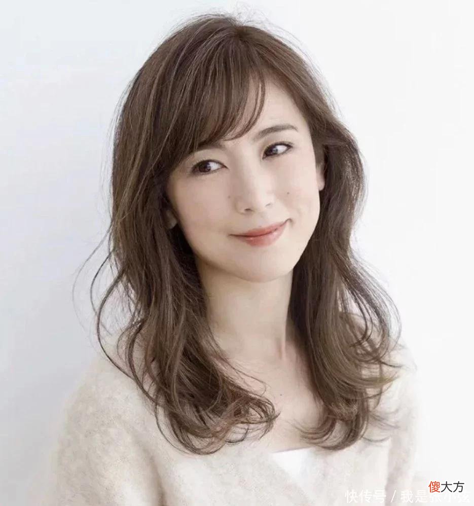 【时尚一点】女人上了年纪别乱烫头发，要懂得这“3要3不要”，烫错太容易显老