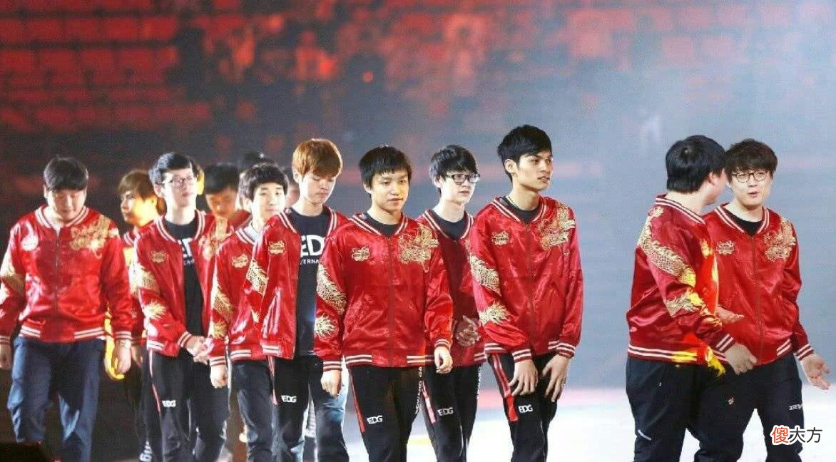【游戏世界】LPL历届出征服大赏：S8是设计师审美巅峰，今年的最让人失望！