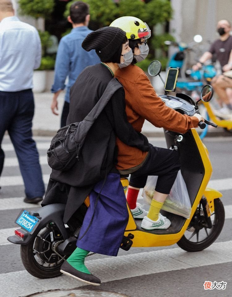【时尚一点】为什么上海人喜欢穿飞跃鞋？看完街拍后，才发现：华流才是顶流