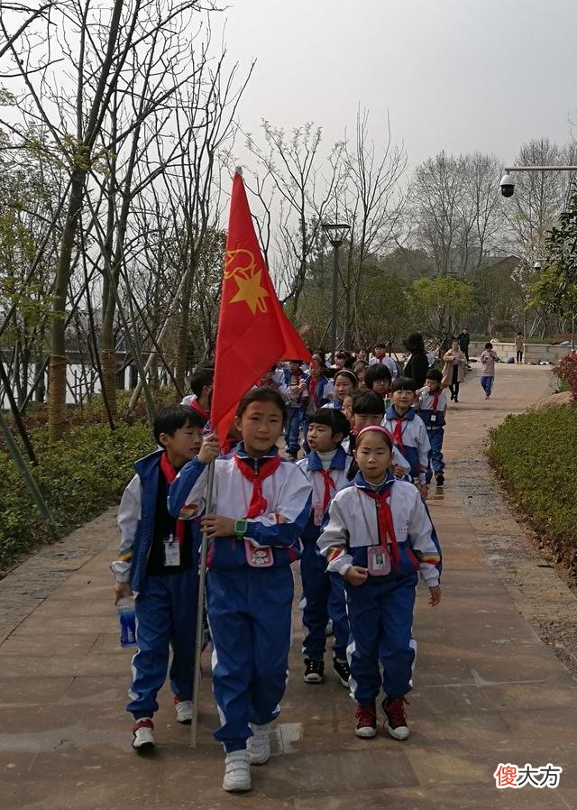 住校还是走读？你所忽略的，恰恰是她最需要的。不要再放养孩子了