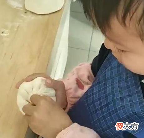 萌娃包包子手法熟练皮薄馅大，网友：没有几年经验练不出来