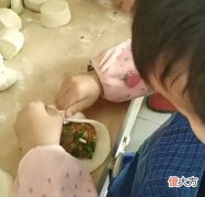 萌娃包包子手法熟练皮薄馅大，网友：没有几年经验练不出来