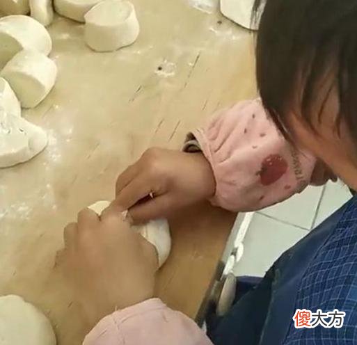 萌娃包包子手法熟练皮薄馅大，网友：没有几年经验练不出来