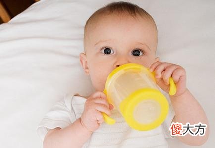 “孩子哭了不抱，不哭才抱”，这样真的能培养出省心的孩子吗？