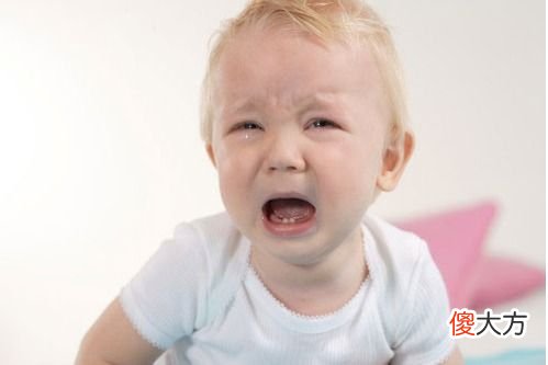 “孩子哭了不抱，不哭才抱”，这样真的能培养出省心的孩子吗？