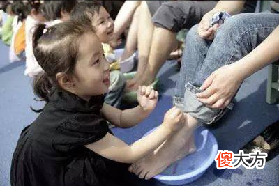 小时候有四个特征的孩子，长大后一般都很孝顺，若占一半父母偷着乐吧，看看你家娃中了几条