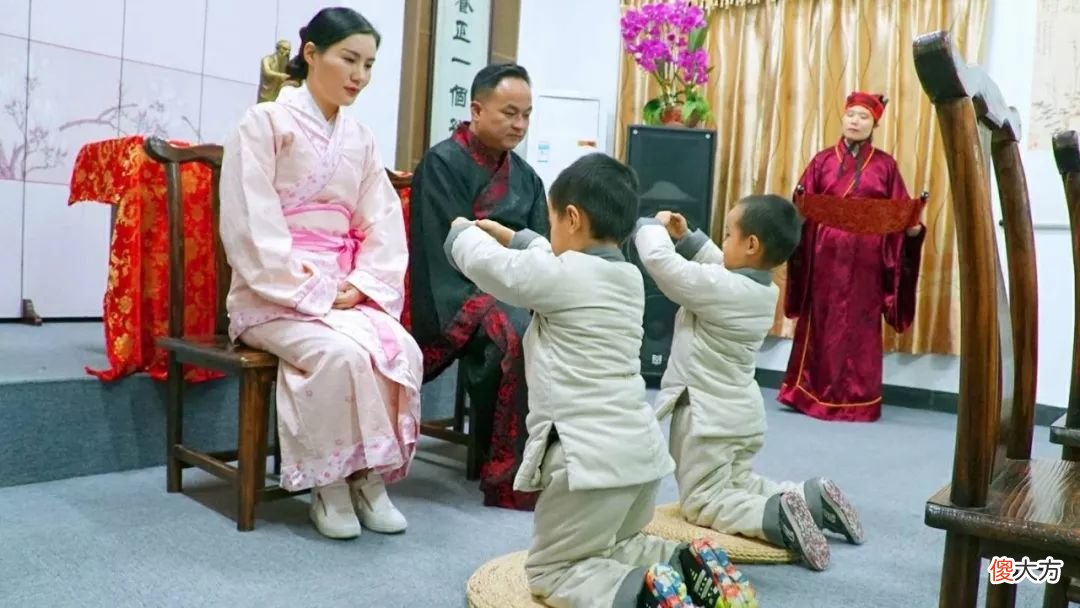 小时候有四个特征的孩子，长大后一般都很孝顺，若占一半父母偷着乐吧，看看你家娃中了几条