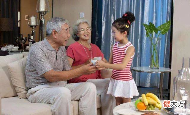 小时候有四个特征的孩子，长大后一般都很孝顺，若占一半父母偷着乐吧，看看你家娃中了几条