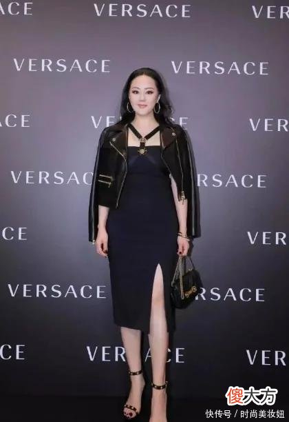 【时尚一点】章小蕙“名媛”气质不是吹的，深V针织衫配薄纱半身裙，哪像58岁