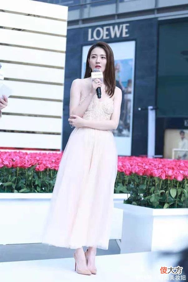 【时尚一点】徐璐颜值一般气质却很好，穿裸色抹胸连衣裙亮相，优雅又高级