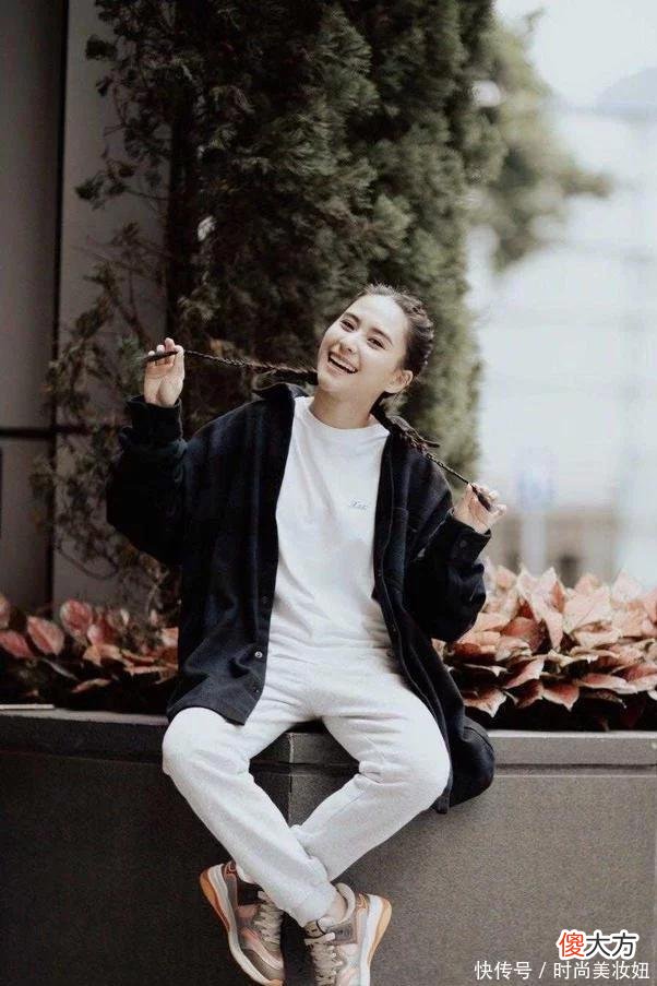 【时尚一点】何超莲号称亚洲最美“千金”，绿色高领连衣裙配丸子头，气质惊艳