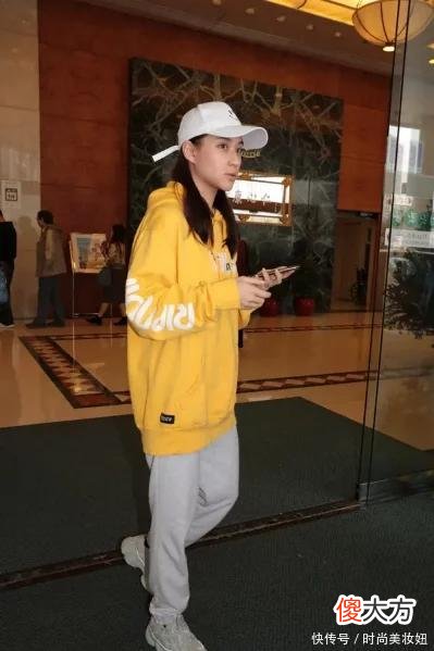 【时尚一点】何超莲号称亚洲最美“千金”，绿色高领连衣裙配丸子头，气质惊艳