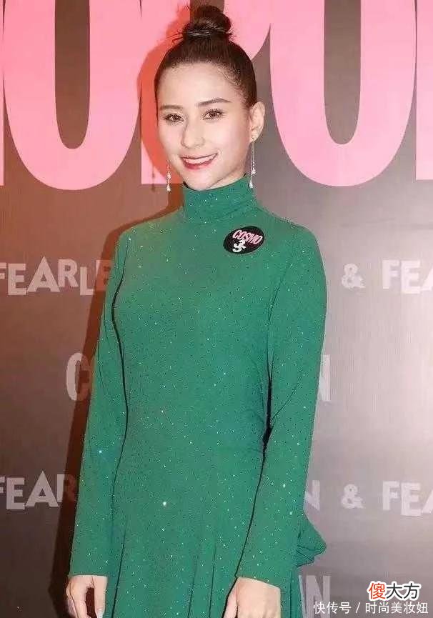 【时尚一点】何超莲号称亚洲最美“千金”，绿色高领连衣裙配丸子头，气质惊艳