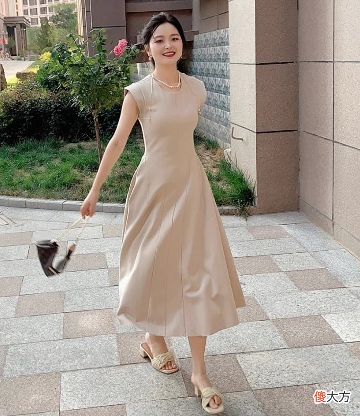 【时尚一点】这是我见过最美的“县城女教师”,面相富态、身材丰腴、偏爱穿裙