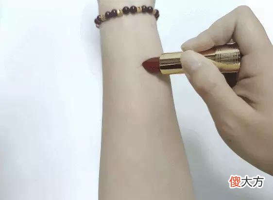 【时尚一点】为什么女生不化妆也要涂口红？