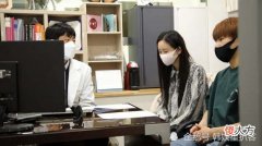 网友恶评咸素媛女儿：没有表情，可能会得精神病，诊断结果母女俩性格一样