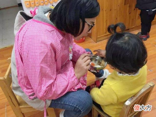 孩子耍赖不去幼儿园，奶奶“夹”着他走，果然姜还是老的辣！