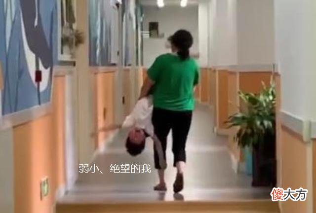 孩子耍赖不去幼儿园，奶奶“夹”着他走，果然姜还是老的辣！