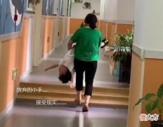 孩子耍赖不去幼儿园，奶奶“夹”着他走，果然姜还是老的辣！