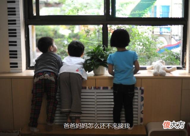 孩子耍赖不去幼儿园，奶奶“夹”着他走，果然姜还是老的辣！