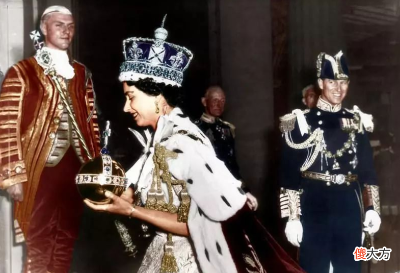【历史故事】9年前,菲利普亲王扮侍卫逗女王开心,现今95岁的她独自过生日