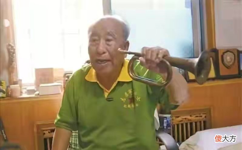 【历史故事】志愿军连长被英军刺穿胸膛，说不出话，抱着司号员示意坚守