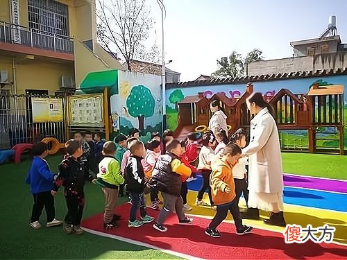 冬季到了，幼儿园老师说我给孩子穿得太厚，可孩子在路上说太冷