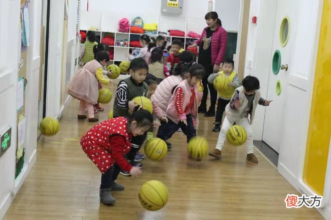 冬季到了，幼儿园老师说我给孩子穿得太厚，可孩子在路上说太冷