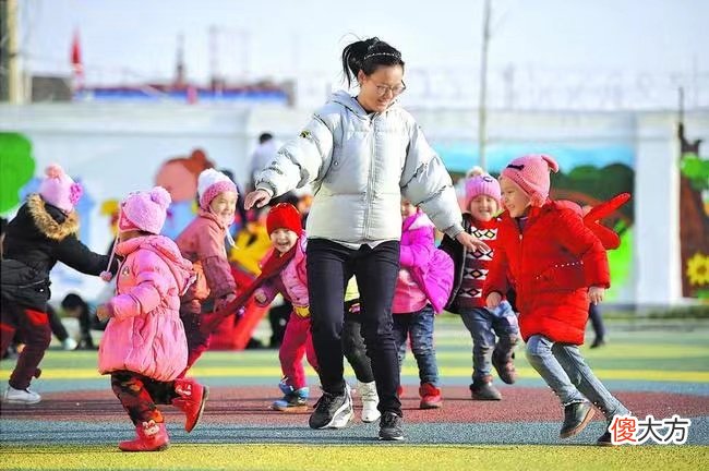 冬季到了，幼儿园老师说我给孩子穿得太厚，可孩子在路上说太冷