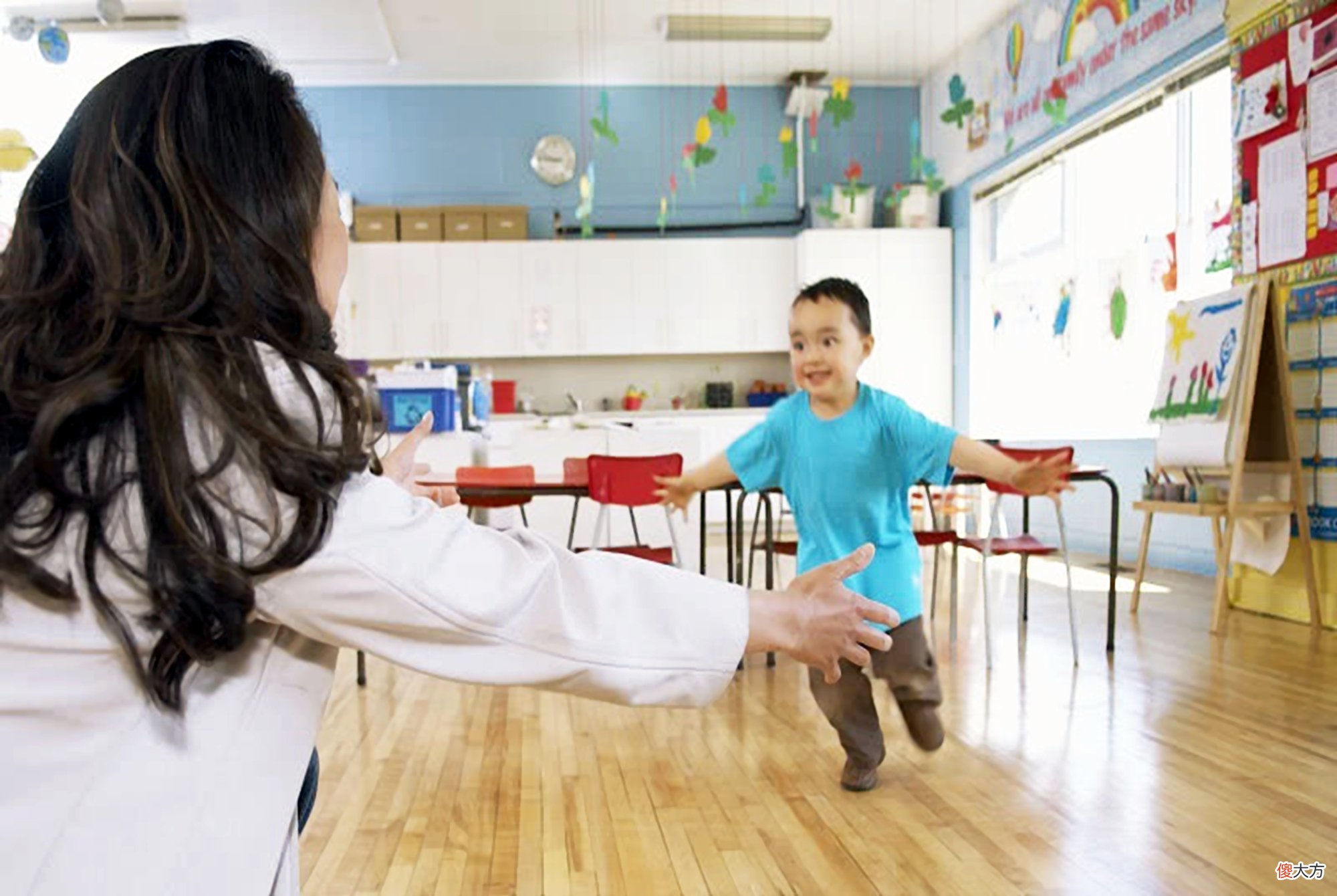 幼儿园门口孩子嗷嗷哭？可能是“分离焦虑”，三招让孩子轻松入园