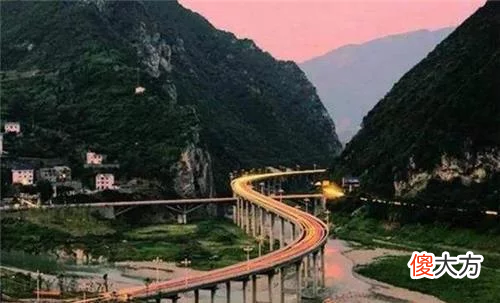 【历史故事】一场暴雨冲出湖北公路下3000具骸骨，当地老人泪流不止：俺知道身份